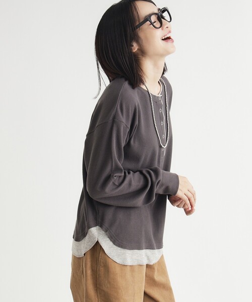 HONEYSUCKLE ROSE（ハニーサックルローズ）の「《1枚でサマになる》ワッフルフェイクレイヤードロンT（Tシャツ/カットソー・レディース・ライトグレー/チャコールグレー・05/04）」の2枚目の写真