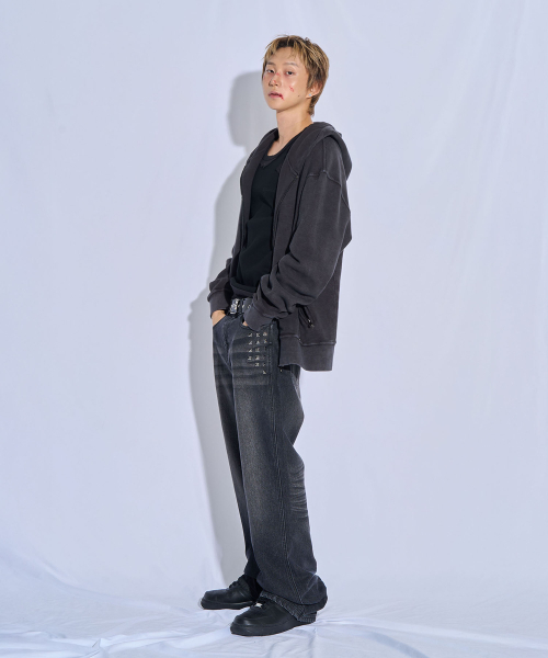 PITCHBLACK(ピッチブラック)の「スタッズ付きウォッシュドフレアデニムパンツ(ウォッシュドブラック)(デニムパンツ・メンズ・その他・MEDIUM/LARGE/X-LARGE)」の5枚目の写真