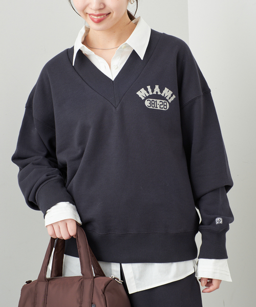 Collegiate Pacific(カレッジエイトパシフィック)の「COLLEGIATE PACIFIC SLOBE別注 Vネックスウェット 【洗濯機使用可能】(スウェット・レディース・チャコールグレー/ホワイト・FREE)」の1枚目の写真