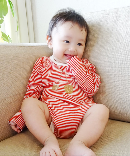 Petitsucre（プチシュクレ）の「ボーダー長袖肩あきボディスーツ（ロンパース・キッズ・レッド/ブラック/イエロー・70-80cm/80-90cm）」の3枚目の写真