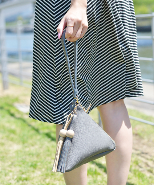 Fun & Daily(ファンアンドデイリー)の「F&D : トライアングル&タッセルバッグ(ハンドバッグ・レディース・ブラック/グレー・FREE)」の1枚目の写真