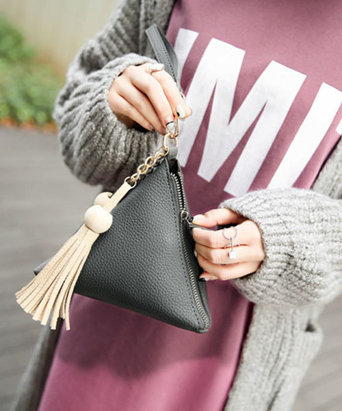Fun & Daily(ファンアンドデイリー)の「F&D : トライアングル&タッセルバッグ(ハンドバッグ・レディース・ブラック/グレー・FREE)」の2枚目の写真