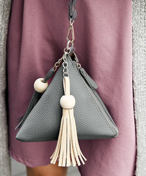 Fun & Daily(ファンアンドデイリー)の「F&D : トライアングル&タッセルバッグ(ハンドバッグ・レディース・ブラック/グレー・FREE)」の9枚目の写真