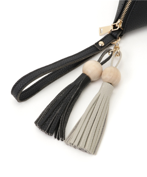 Fun & Daily(ファンアンドデイリー)の「F&D : トライアングル&タッセルバッグ(ハンドバッグ・レディース・ブラック/グレー・FREE)」の4枚目の写真