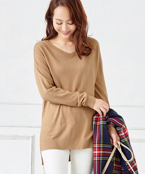 KOBE LETTUCE（コウベレタス）の「[選べるネック]サイドスリット入り☆ゆるニットトップス（ニット/セーター・レディース・ブラック/グレー/オフホワイト/サックスブルー/ボルドー/キャメル/ピンクベージュ/ホワイト系その他2/ブラック系その他2/グレー系その他2/ブルー系その他2/イエロー系その他2/ピンク系その他2/レッド系その他2・FREE）」の10枚目の写真