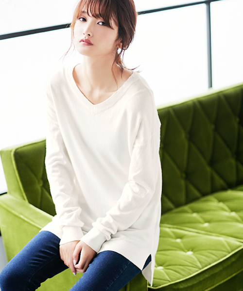 KOBE LETTUCE（コウベレタス）の「[選べるネック]サイドスリット入り☆ゆるニットトップス（ニット/セーター・レディース・ブラック/グレー/オフホワイト/サックスブルー/ボルドー/キャメル/ピンクベージュ/ホワイト系その他2/ブラック系その他2/グレー系その他2/ブルー系その他2/イエロー系その他2/ピンク系その他2/レッド系その他2・FREE）」の2枚目の写真