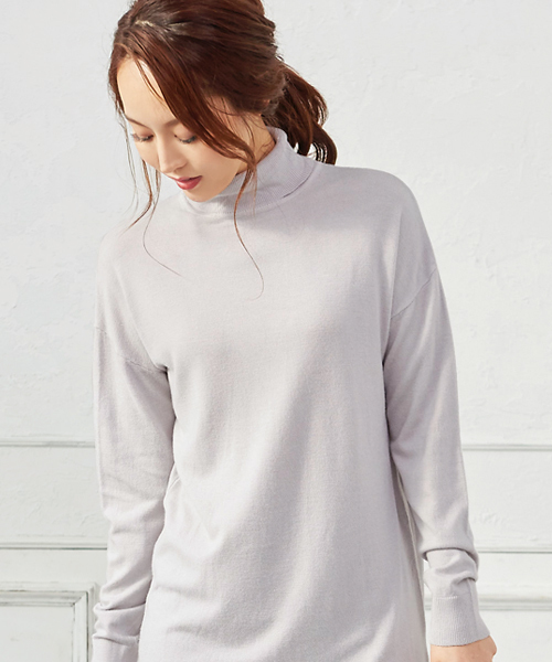 KOBE LETTUCE（コウベレタス）の「[選べるネック]サイドスリット入り☆ゆるニットトップス（ニット/セーター・レディース・ブラック/グレー/オフホワイト/サックスブルー/ボルドー/キャメル/ピンクベージュ/ホワイト系その他2/ブラック系その他2/グレー系その他2/ブルー系その他2/イエロー系その他2/ピンク系その他2/レッド系その他2・FREE）」の7枚目の写真