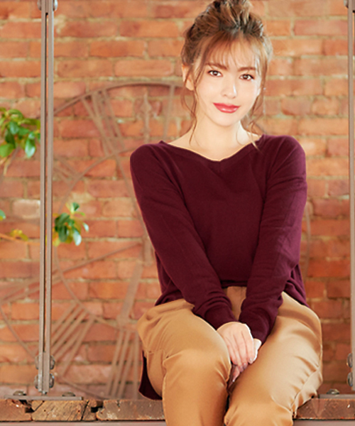 KOBE LETTUCE（コウベレタス）の「[選べるネック]サイドスリット入り☆ゆるニットトップス（ニット/セーター・レディース・ブラック/グレー/オフホワイト/サックスブルー/ボルドー/キャメル/ピンクベージュ/ホワイト系その他2/ブラック系その他2/グレー系その他2/ブルー系その他2/イエロー系その他2/ピンク系その他2/レッド系その他2・FREE）」の13枚目の写真