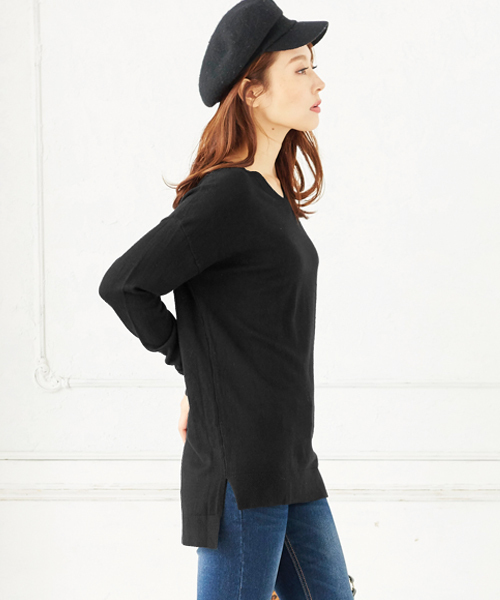 KOBE LETTUCE（コウベレタス）の「[選べるネック]サイドスリット入り☆ゆるニットトップス（ニット/セーター・レディース・ブラック/グレー/オフホワイト/サックスブルー/ボルドー/キャメル/ピンクベージュ/ホワイト系その他2/ブラック系その他2/グレー系その他2/ブルー系その他2/イエロー系その他2/ピンク系その他2/レッド系その他2・FREE）」の4枚目の写真