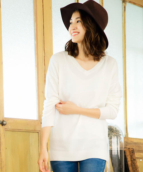 KOBE LETTUCE（コウベレタス）の「[選べるネック]サイドスリット入り☆ゆるニットトップス（ニット/セーター・レディース・ブラック/グレー/オフホワイト/サックスブルー/ボルドー/キャメル/ピンクベージュ/ホワイト系その他2/ブラック系その他2/グレー系その他2/ブルー系その他2/イエロー系その他2/ピンク系その他2/レッド系その他2・FREE）」の21枚目の写真