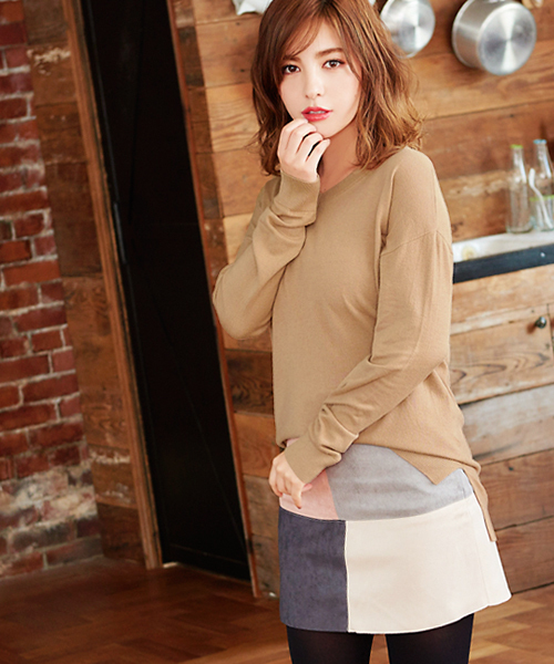 KOBE LETTUCE（コウベレタス）の「[選べるネック]サイドスリット入り☆ゆるニットトップス（ニット/セーター・レディース・ブラック/グレー/オフホワイト/サックスブルー/ボルドー/キャメル/ピンクベージュ/ホワイト系その他2/ブラック系その他2/グレー系その他2/ブルー系その他2/イエロー系その他2/ピンク系その他2/レッド系その他2・FREE）」の20枚目の写真