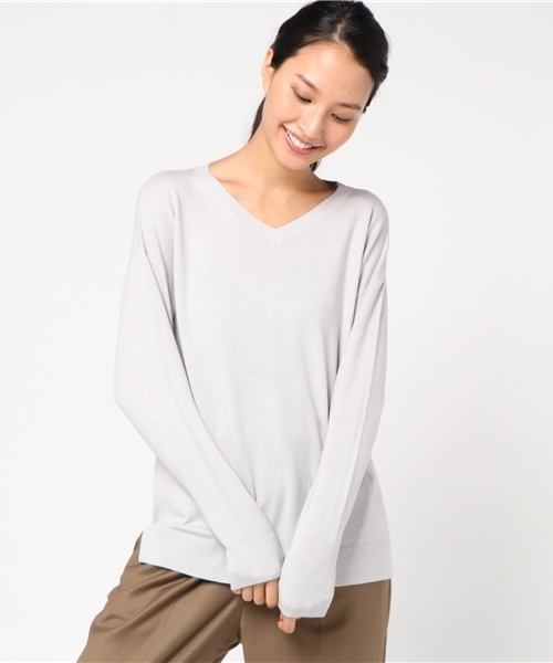 KOBE LETTUCE（コウベレタス）の「[選べるネック]サイドスリット入り☆ゆるニットトップス（ニット/セーター・レディース・ブラック/グレー/オフホワイト/サックスブルー/ボルドー/キャメル/ピンクベージュ/ホワイト系その他2/ブラック系その他2/グレー系その他2/ブルー系その他2/イエロー系その他2/ピンク系その他2/レッド系その他2・FREE）」の6枚目の写真