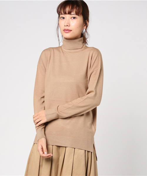 KOBE LETTUCE（コウベレタス）の「[選べるネック]サイドスリット入り☆ゆるニットトップス（ニット/セーター・レディース・ブラック/グレー/オフホワイト/サックスブルー/ボルドー/キャメル/ピンクベージュ/ホワイト系その他2/ブラック系その他2/グレー系その他2/ブルー系その他2/イエロー系その他2/ピンク系その他2/レッド系その他2・FREE）」の11枚目の写真