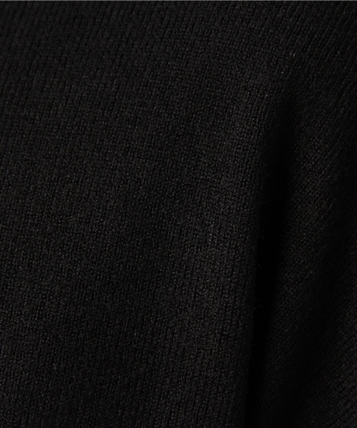 KOBE LETTUCE（コウベレタス）の「[選べるネック]サイドスリット入り☆ゆるニットトップス（ニット/セーター・レディース・ブラック/グレー/オフホワイト/サックスブルー/ボルドー/キャメル/ピンクベージュ/ホワイト系その他2/ブラック系その他2/グレー系その他2/ブルー系その他2/イエロー系その他2/ピンク系その他2/レッド系その他2・FREE）」の15枚目の写真