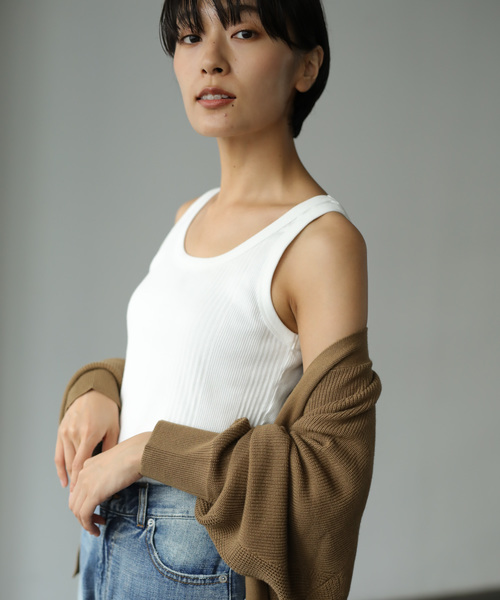 初秋もおしゃれに使える タンクトップの大人カジュアルな重ね着コーデ11選 Zozotown