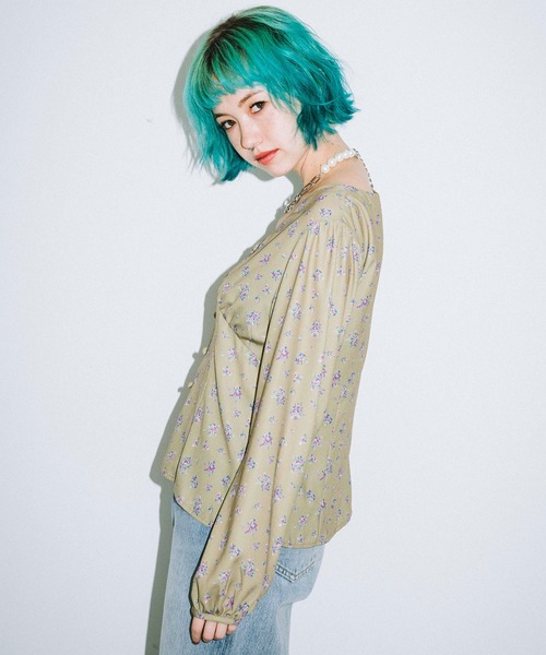 X-girl（エックスガール）の「FLORAL BLOUSE（シャツ/ブラウス・レディース・オリーブ/ブルー/ブラック・1/2）」の7枚目の写真