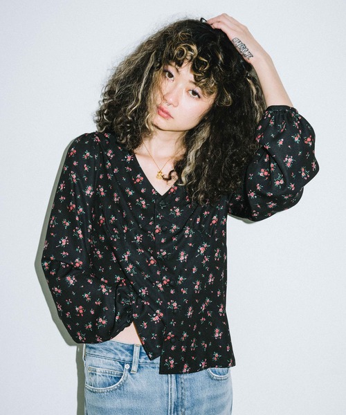 X-girl（エックスガール）の「FLORAL BLOUSE（シャツ/ブラウス・レディース・オリーブ/ブルー/ブラック・1/2）」の9枚目の写真