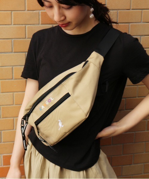 KANGOL（カンゴール）の「【KANGOL/カンゴール】カラフルロゴ ウエストバッグ（ボディバッグ/ウエストポーチ・メンズ・ブラック/グレー/ブラック×ホワイト/ベージュ・FREE）」の4枚目の写真
