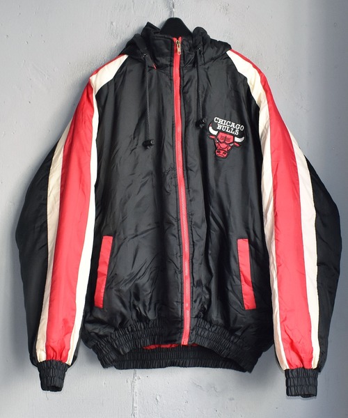 VINTAGE(ヴィンテージ)の「【ヴィンテージ古着】90's シカゴ・ブルズ フード付き 中綿入りナイロンジャケット(ナイロンジャケット