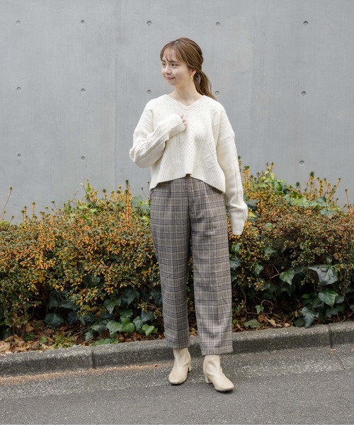 flower（フラワー）の「Vネックアランニット（ニット/セーター・レディース・ベージュ/アイボリー・FREE）」の6枚目の写真