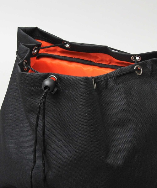 UNIVERSAL OVERALL（ユニバーサルオーバーオール）の「UNIVERSAL OVERALL / ユニバーサルオーバーオール / フラップポケット バックパック / リュック / 大容量（バックパック/リュック・メンズ・ブラック・FREE）」の5枚目の写真