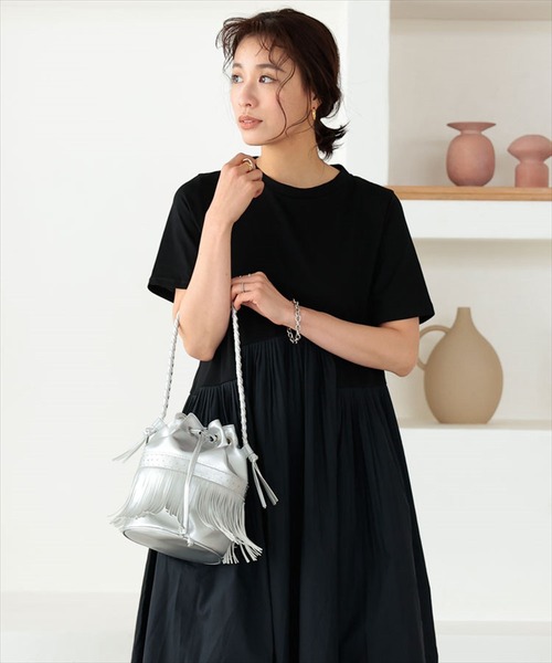 DONOBAN(ドノバン)の「2wayパンチングフリンジ巾着バッグ(ショルダーバッグ・レディース・ホワイト/ブラック/シルバー・ONESIZE)」の4枚目の写真
