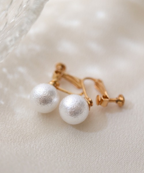 florist（フローリスト）の「つや消しカラーパールイヤリング（イヤリング・レディース・ホワイト/グリーン/ピンク/アイボリー・FREE）」の2枚目の写真