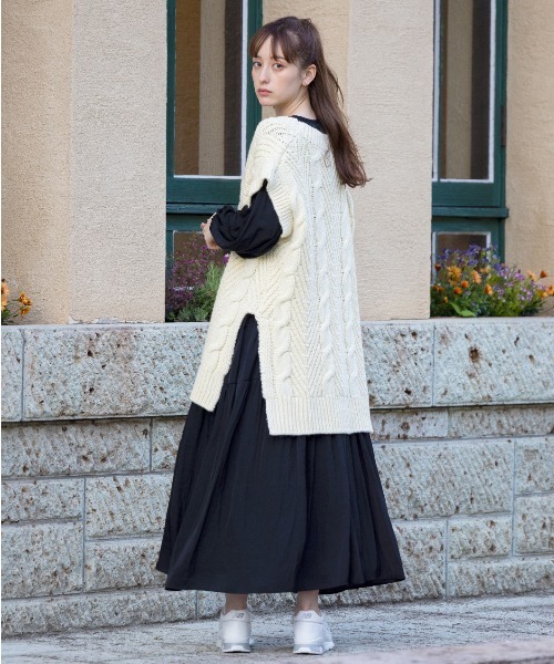 COEL（コエル）の「ケーブル編みビッグベスト（ニット/セーター・レディース・ブラック/アイボリー・FREE）」の7枚目の写真