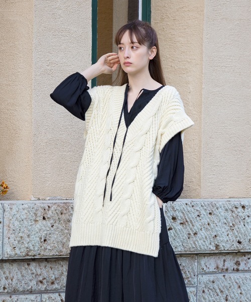COEL（コエル）の「ケーブル編みビッグベスト（ニット/セーター・レディース・ブラック/アイボリー・FREE）」の9枚目の写真