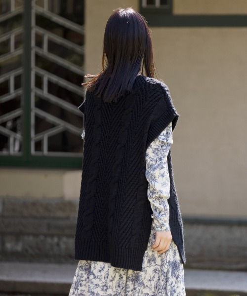 COEL（コエル）の「ケーブル編みビッグベスト（ニット/セーター・レディース・ブラック/アイボリー・FREE）」の5枚目の写真