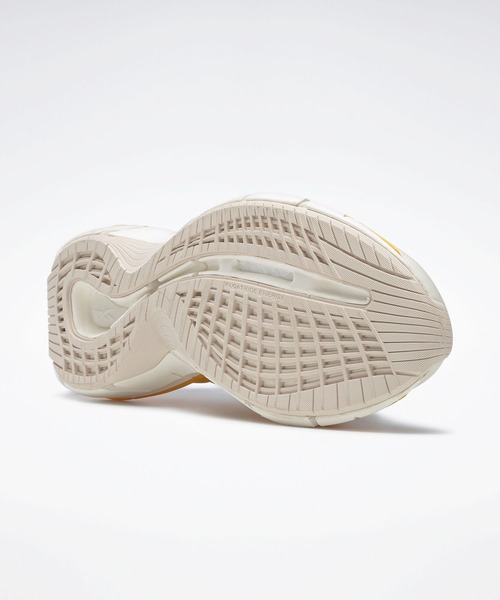 Reebok(リーボック)の「ジグ キネティカ II / Zig Kinetica II Shoes(スニーカー・メンズ・ベージュ系その他/グレー系その他/ブラック×レッド・26.5cm/28.0cm/23.5cm/25.0cm/28.5cm/25.5cm/27.0cm/24.5cm/26.0cm/22.5cm/24.0cm/27.5cm/29.0cm/23.0cm)」の8枚目の写真