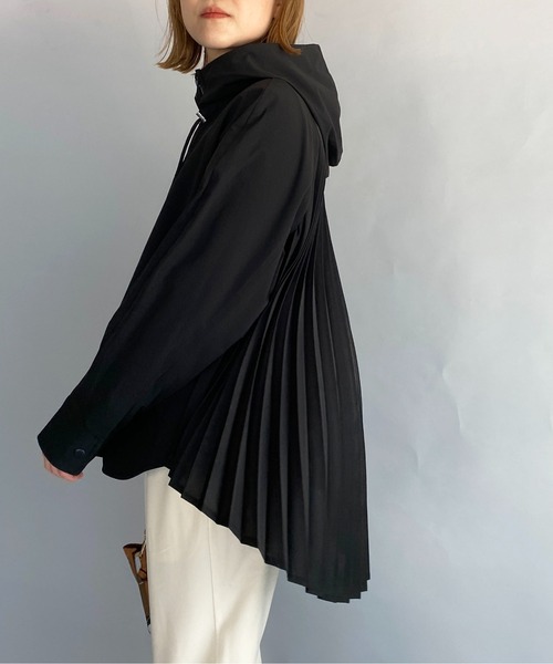 LUGIVA（ルギヴァ）の「ナイロンタフタ後プリーツブルゾン（ブルゾン・レディース・チャコールグレー/ベージュ/ブラック・M）」の2枚目の写真