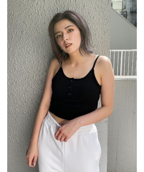 ENVYM（アンビー）の「リブショートヘンリーキャミ（キャミソール・レディース・ブラック/グレー・FREE）」の2枚目の写真