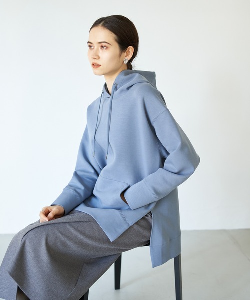YECCA VECCA（イェッカヴェッカ）の「P.サイドスリットフーディー＊（パーカー・レディース・ライトグレー/ライトブルー/カーキ/キャメル・FREE）」の4枚目の写真