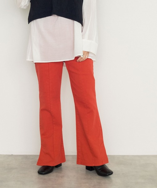 w closet（ダブルクローゼット）の「セミフレア脇スリットイージーパンツ（デニムパンツ・レディース・ダークグレー/ダークオレンジ/グリーン/ケミカルウォッシュ・M/S）」の4枚目の写真