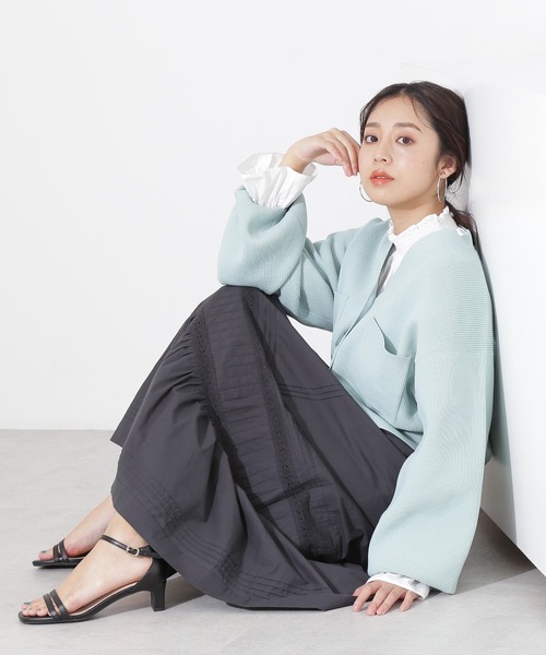 NATURAL BEAUTY BASIC（ナチュラルビューティーベーシック）の「ピンタック×レースローンスカート（スカート・レディース・チャコールグレー/オフホワイト・SMALL/MEDIUM）」の2枚目の写真