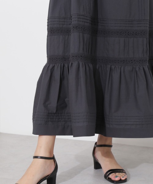 NATURAL BEAUTY BASIC（ナチュラルビューティーベーシック）の「ピンタック×レースローンスカート（スカート・レディース・チャコールグレー/オフホワイト・SMALL/MEDIUM）」の12枚目の写真