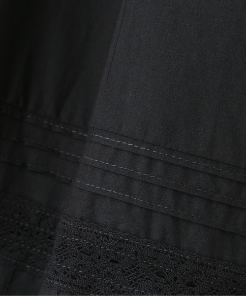 NATURAL BEAUTY BASIC（ナチュラルビューティーベーシック）の「ピンタック×レースローンスカート（スカート・レディース・チャコールグレー/オフホワイト・SMALL/MEDIUM）」の4枚目の写真