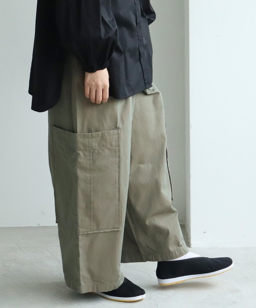 yuni（ユニ　）の「コットンtriple washer twill　cargo パンツ（カーゴパンツ・レディース・ベージュ/カーキ・FREE）」の2枚目の写真