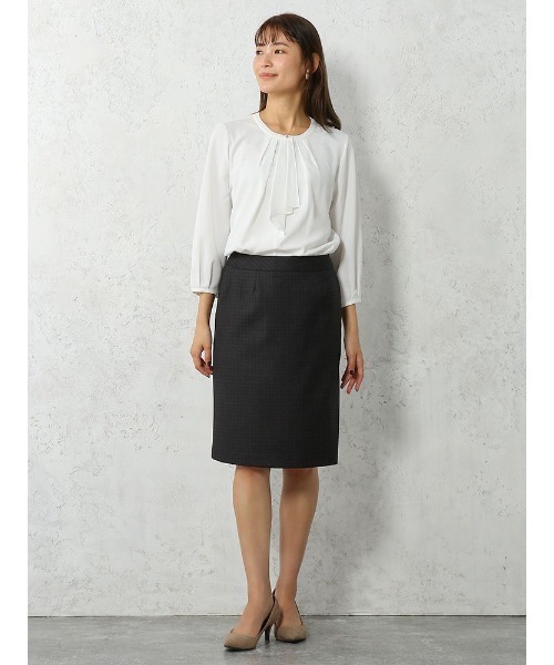 Perfect Suit FActory（パーフェクトスーツファクトリー）の「パール釦ボウタイタックブラウス７分袖（シャツ/ブラウス・レディース・ベージュ/グレー/オフホワイト・S/M/L）」の4枚目の写真