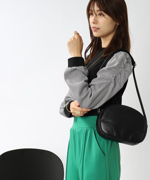 SHOO・LA・RUE（シューラルー）の「◆フロントポケットラウンドショルダーバッグ（ショルダーバッグ・レディース・ブラック/ブラック系1/ダークブラウン系1・00）」の4枚目の写真