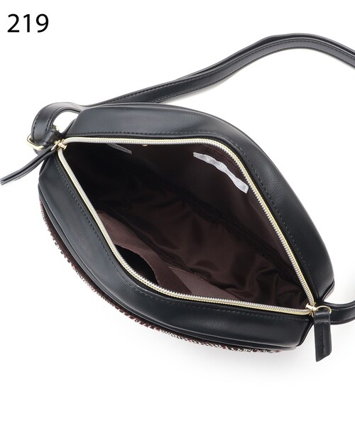 SHOO・LA・RUE（シューラルー）の「◆フロントポケットラウンドショルダーバッグ（ショルダーバッグ・レディース・ブラック/ブラック系1/ダークブラウン系1・00）」の10枚目の写真