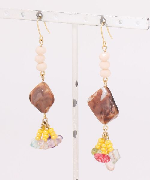 tone(トーン)の「【HOLLY GRANT PATTERN】天然石シェル ミックスピアス(ピアス(両耳用)・レディース・ブラック/ベージュ/パープル/グリーン/ピンク・FREE)」の2枚目の写真
