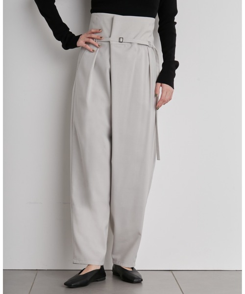 emmi（エミ）の「【emmi atelier】ハイウエストフロントタックパンツ（その他パンツ・レディース・ブラック/ライトグレー・1/0）」の2枚目の写真