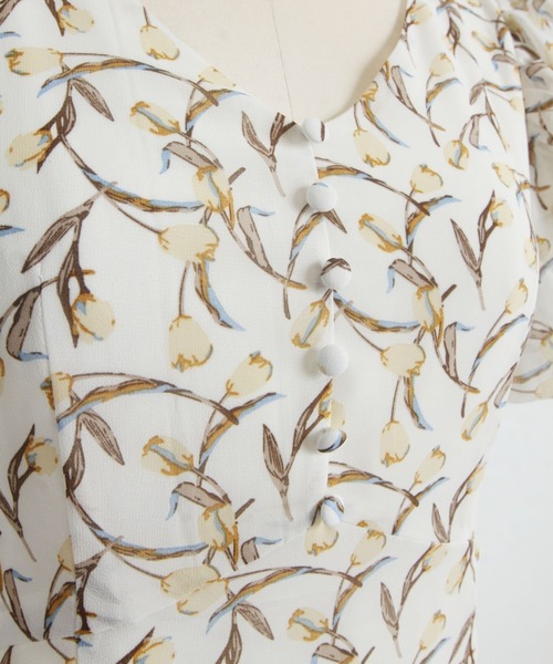 ミルフィーユクローゼット　チューリップフラワー　ワンピース　ホワイト　ドレス tocco closet（トッコ クローゼット）の「後ろレースアップ