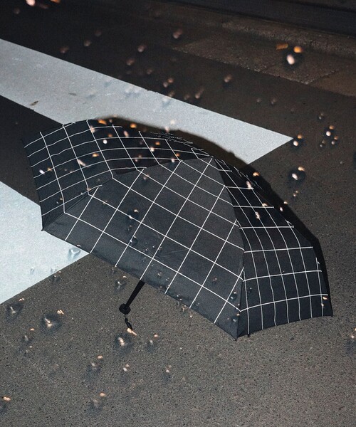 bpr BEAMS（ビーピーアール ビームス ）の「bPr BEAMS / グリッド リフレクター 折り畳み傘（折りたたみ傘・レディース・グレー/ブラック/ベージュ・ONE SIZE）」の2枚目の写真