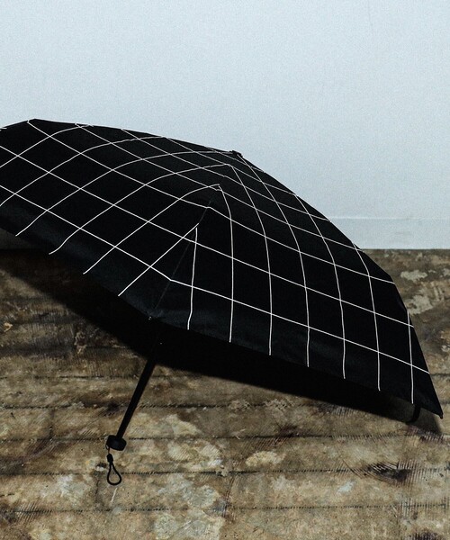 bpr BEAMS（ビーピーアール ビームス ）の「bPr BEAMS / グリッド リフレクター 折り畳み傘（折りたたみ傘・レディース・グレー/ブラック/ベージュ・ONE SIZE）」の5枚目の写真