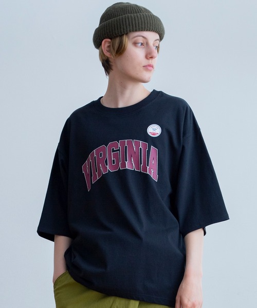 AUG（オーグ）の「AUG カレッジロゴ 変形 Tee（Tシャツ/カットソー・レディース・オフホワイト/ブラック/グレイッシュベージュ/グリーン系/ピンク系/イエロー系・FREE）」の2枚目の写真