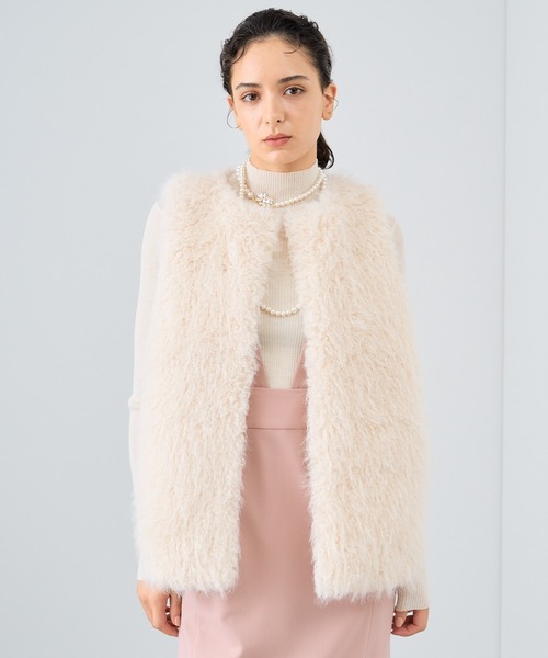 very掲載 ANAYI アナイ 23AW フェイクファージレ ベスト ホワイト ANAYI（アナイ）の「フェイクファージレ（その他アウター）」 - WEAR