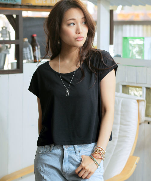 AZUL by moussy(アズールバイマウジー)の「ファイン40/-TRPu天竺クロプド半袖PO(Tシャツ/カットソー・レディース・カーキ系/オフホワイト/ブラック系その他/ブラック・MEDIUM/LARGE/SMALL)」の3枚目の写真